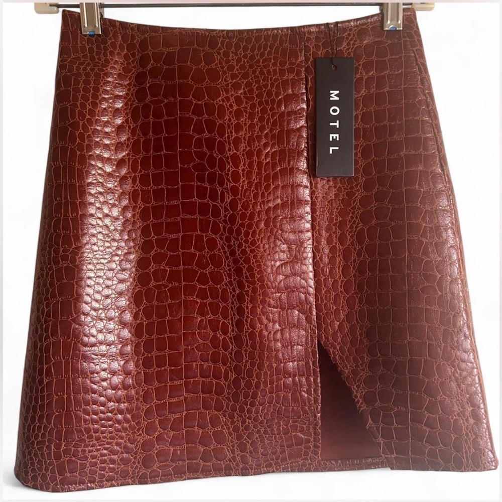 🤎 On-Trend FW2026🤎
MOTEL— Croc-Embossed Mini Skirt in Chocolate Brown. NWT